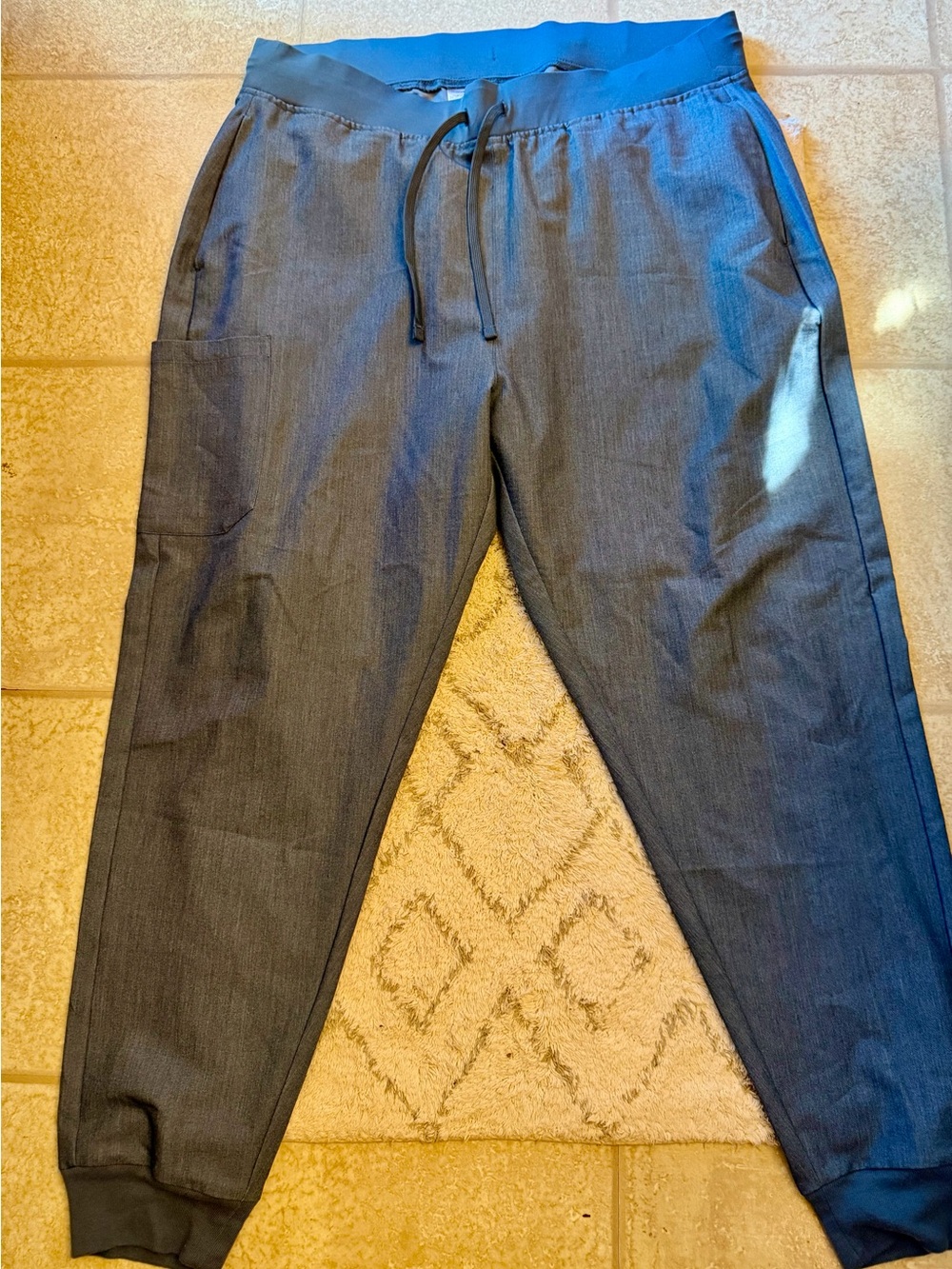 Mandala women’s XL jogger style nursing scrub pants!